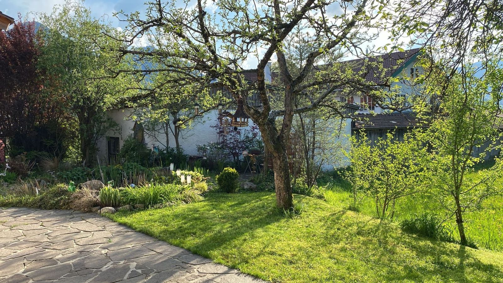 Garten der Bachl Ferienwohnungen mit Liegewiese und alten Obstbäumen