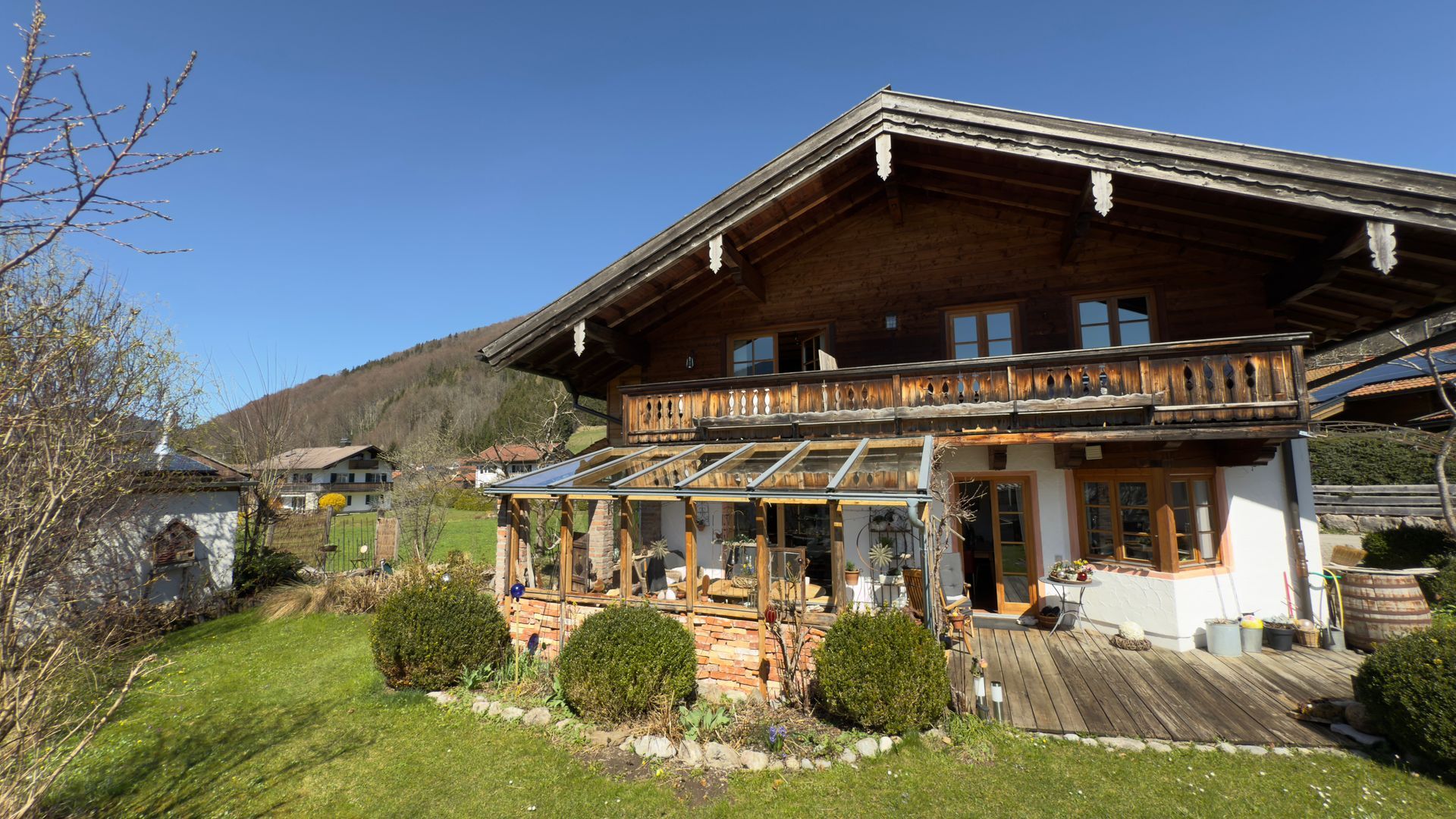 Das Haus der Bachl Ferienwohnungen in Ruhpolding mit Garten, Terrasse und Wintergarten