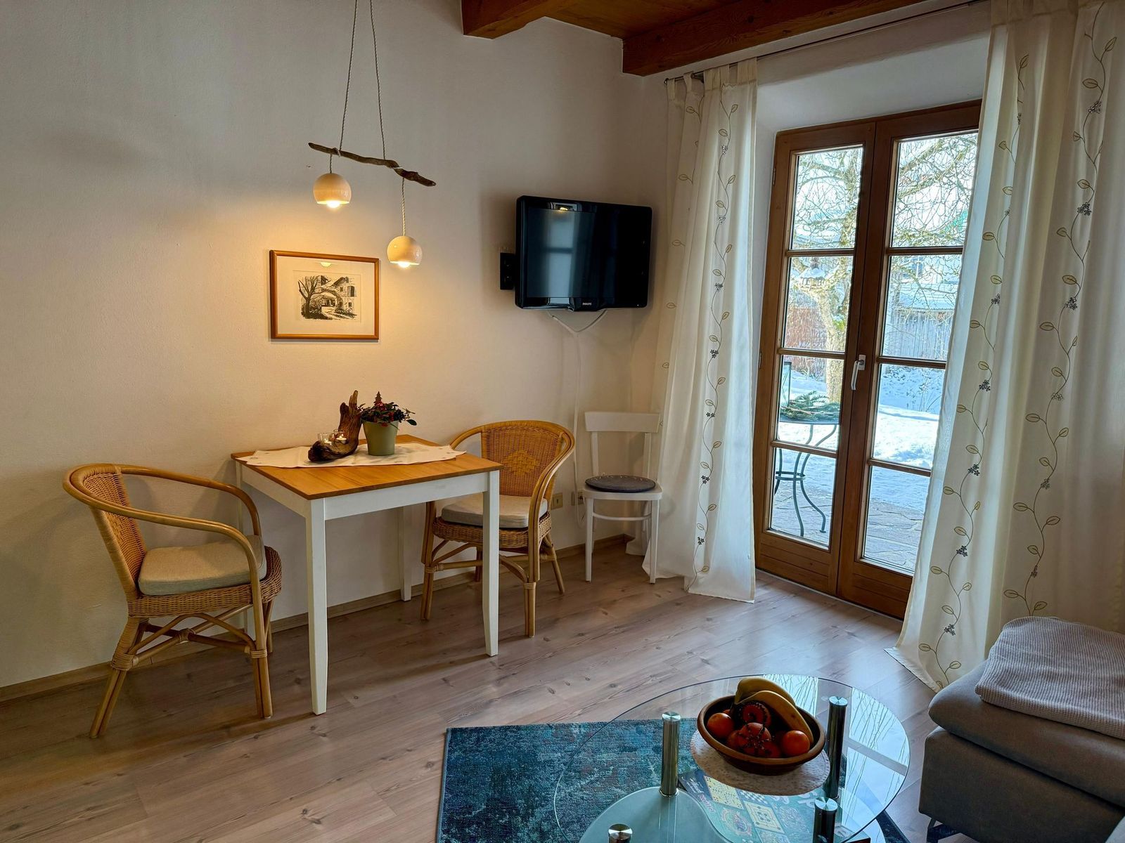 Essplatz der Ferienwohnung Sonnengarten am Fenster mit Blick zur Terrasse