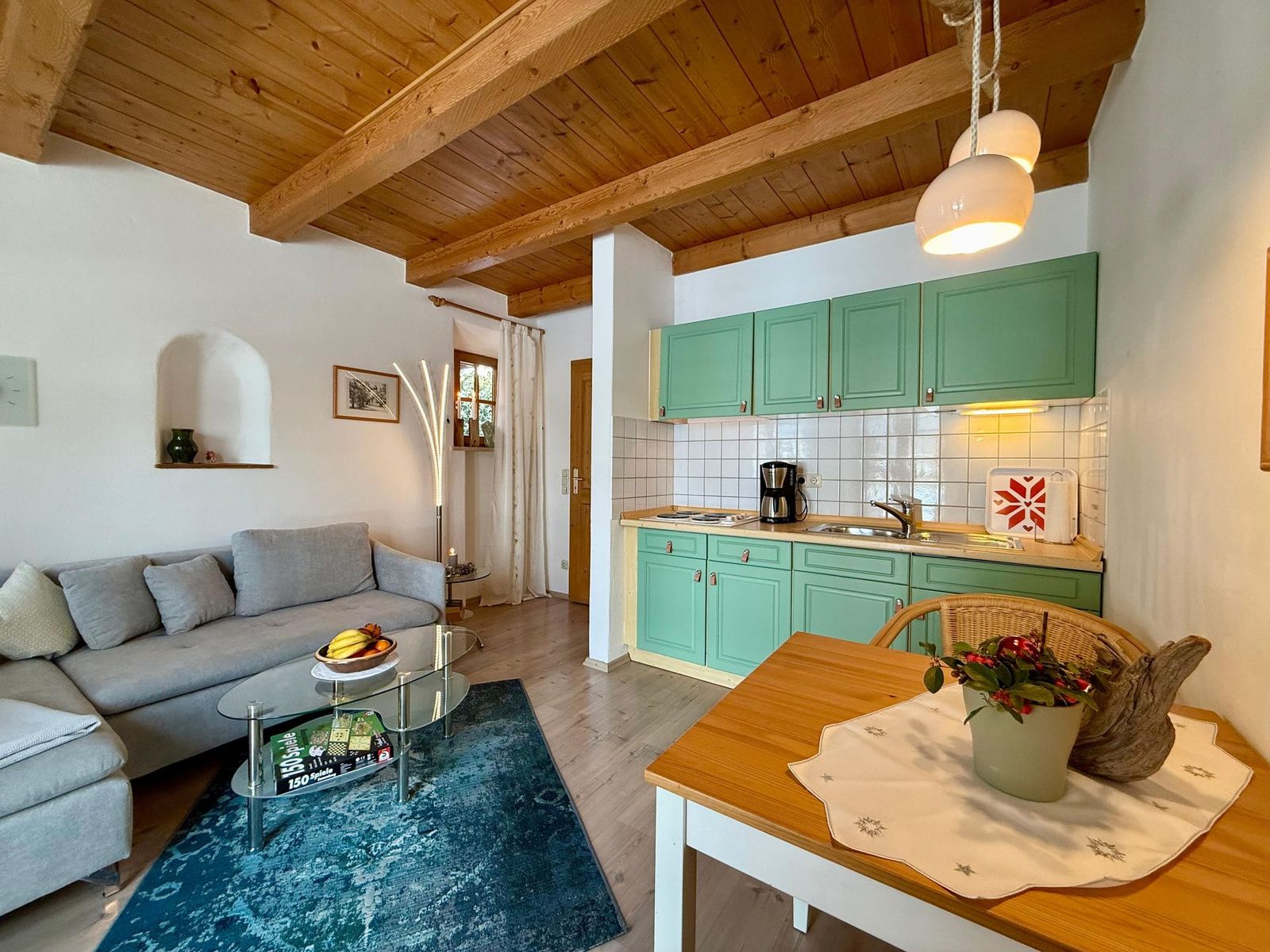 Küche der Ferienwohnung Sonnengarten mit mintgrünen Fronten und offenem Wohnraum