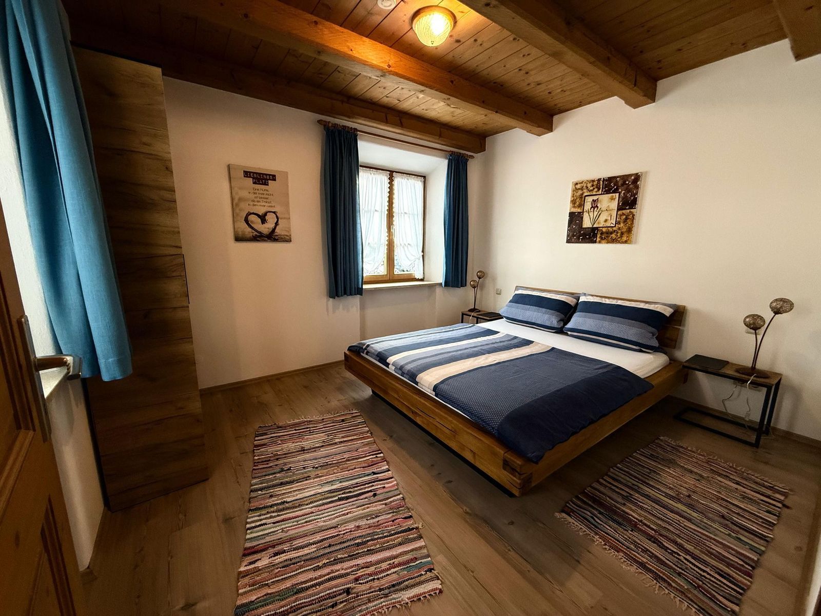 Schlafzimmer der Ferienwohnung Sonnengarten mit Doppelbett und Verdunklungsvorhängen