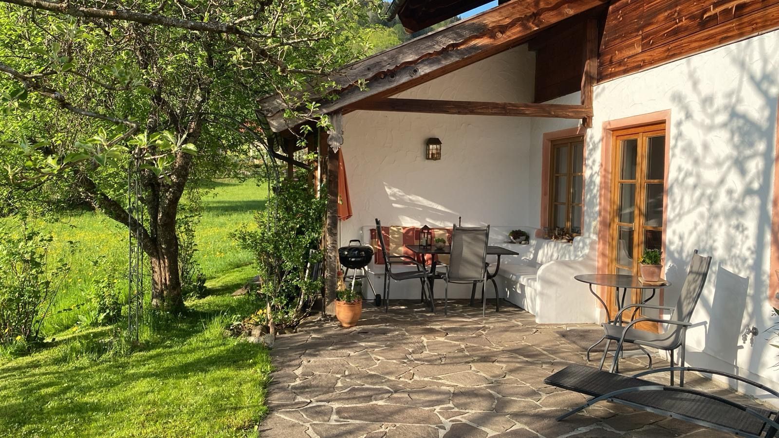 Teilüberdachte Terrasse der Ferienwohnung Sonnengarten mit Sitzplatz und Grill
